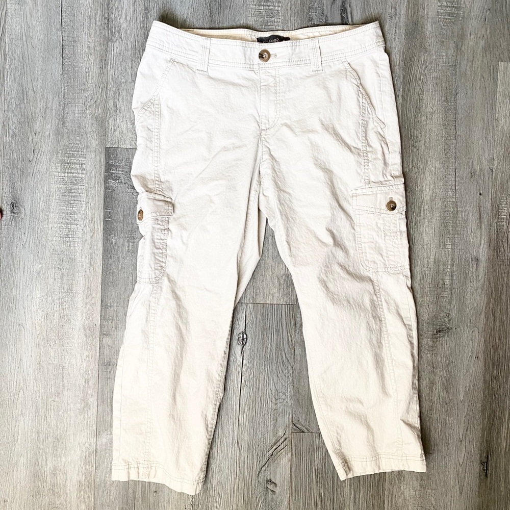 Women’s Eddie Bauer Capri Cargo Khaki Pants
